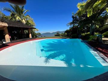 Location de vacances pour 6 personnes, avec vue ainsi que jardin et piscine à Dumbéa