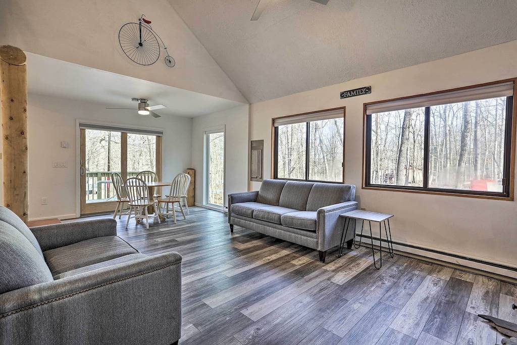 Screened Porch & Deck: Pet-Friendly Poconos Escape in Masthope, Pike County