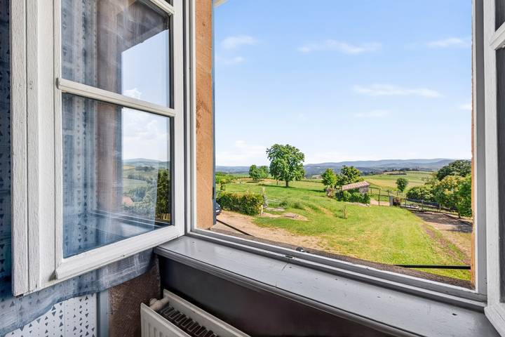 Bed & Breakfast „La Grande Chambre“ mit Bergblick, Gemeinschaftsterrasse und Wlan in Beaujolais