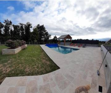 Gîte pour 4 personnes, avec piscine et terrasse ainsi que vue et jardin à Sainte-Féréole