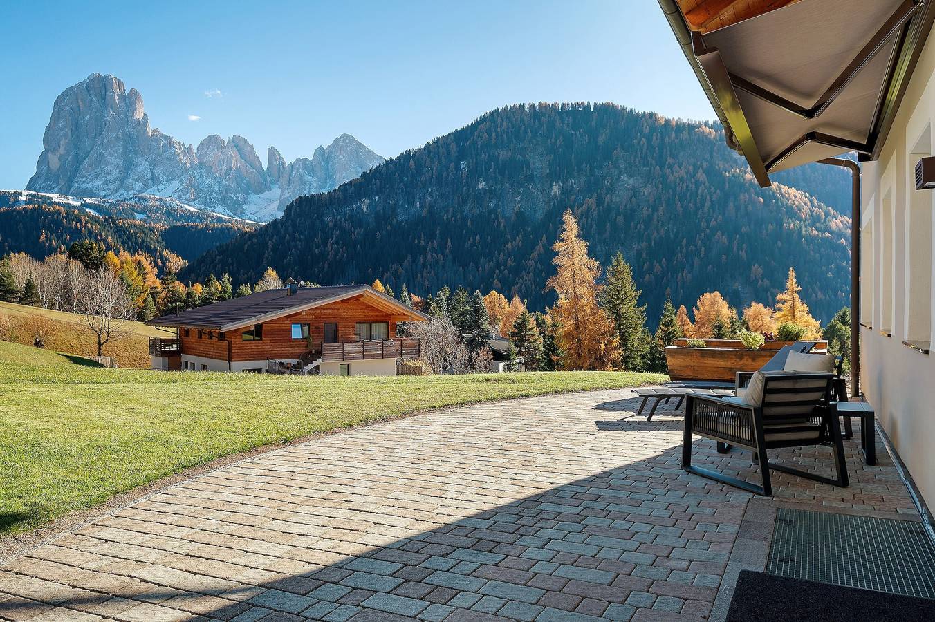 Entire studio, Studio Apartment 'Lara Ruveda 2' with Mountain View, Private Terrace & Wi-Fi in St. Jakob (Sankt Ulrich), Ortisei