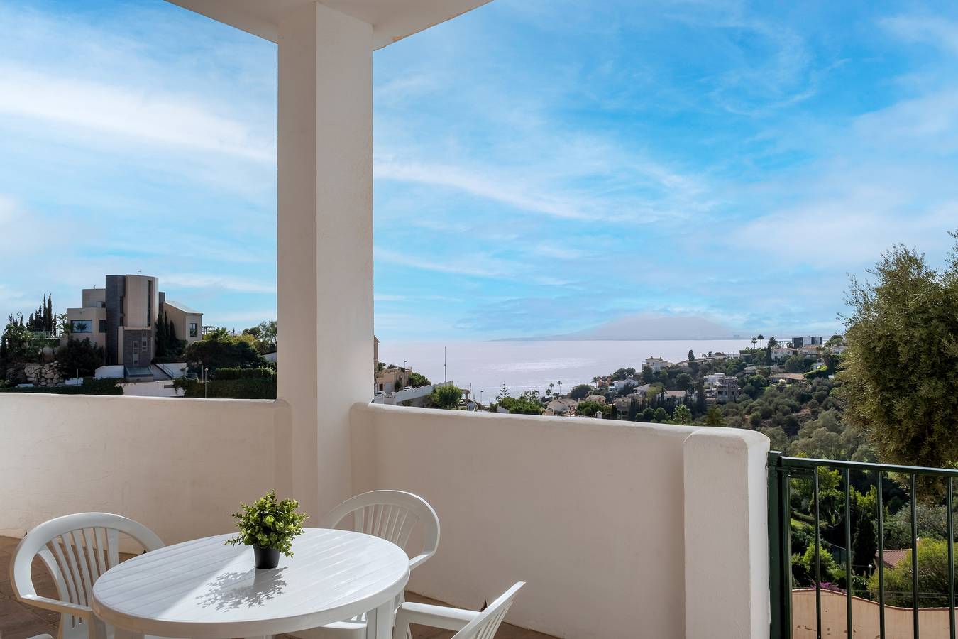 Entire apartment, Apartment 'Apartamento Vistas Golf Y Bahía' with Sea View, Wi-Fi and Air Conditioning in Málaga (Este), Malaga