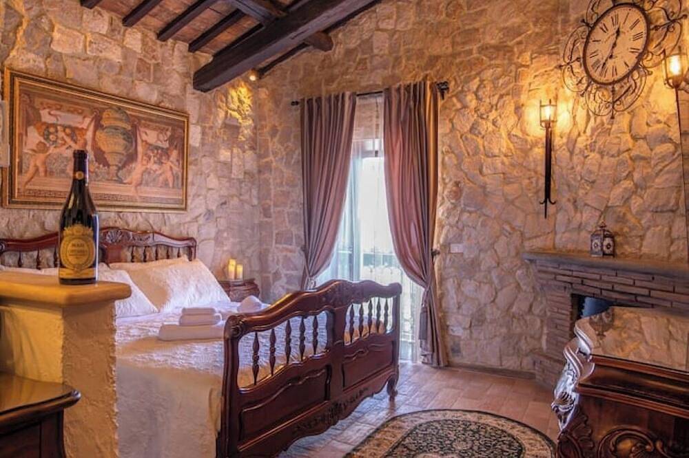Entire apartment, Cathedral Suite in Bracciano, Lake Bracciano