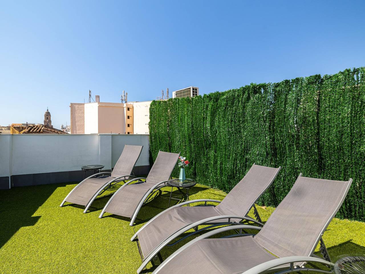 Apartamento vacacional entero, H2M Suites 2 dormitorios con terraza en azotea in Málaga Centro, Málaga