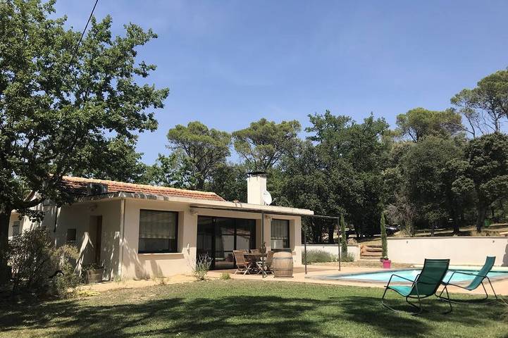 Location de vacances pour 8 personnes, avec terrasse et jardin à Mornas