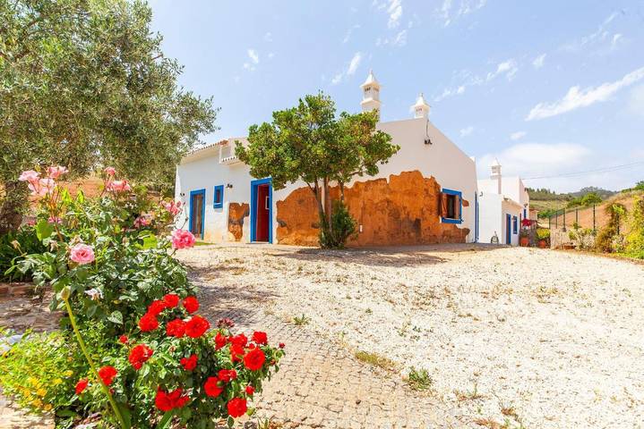 Location de vacances pour 14 personnes, avec vue ainsi que jardin et piscine dans Marmelete