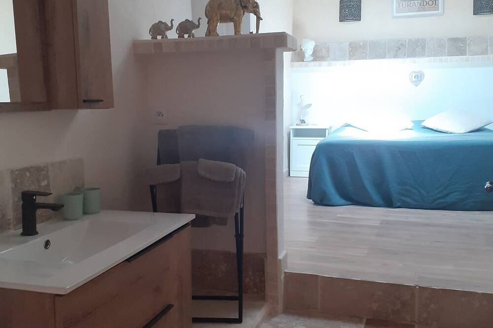 Appartement entier, Gîte Alma Bella + petite piscine intérieure chauffée- Jardin- Parking in Roche-Saint-Secret-Béconne, Région de nyons