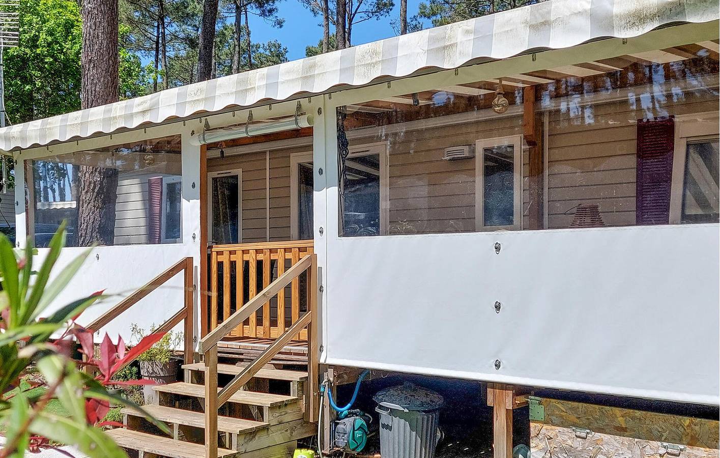 Acogedora casa móvil con piscina, jardín y WiFi cerca del restaurante Les Pinèdes in Saint-Julien-en-Born, Côte d’Argent