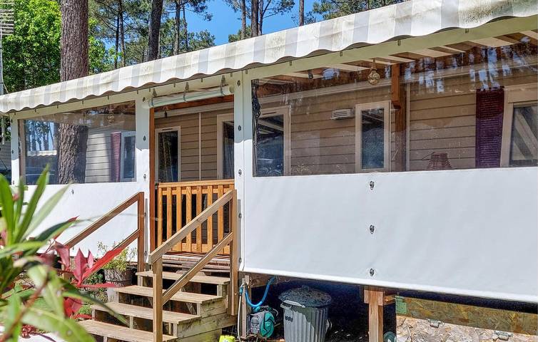 Acogedora casa móvil con piscina, jardín y WiFi cerca del restaurante Les Pinèdes in Saint-Julien-en-Born, Côte d’Argent