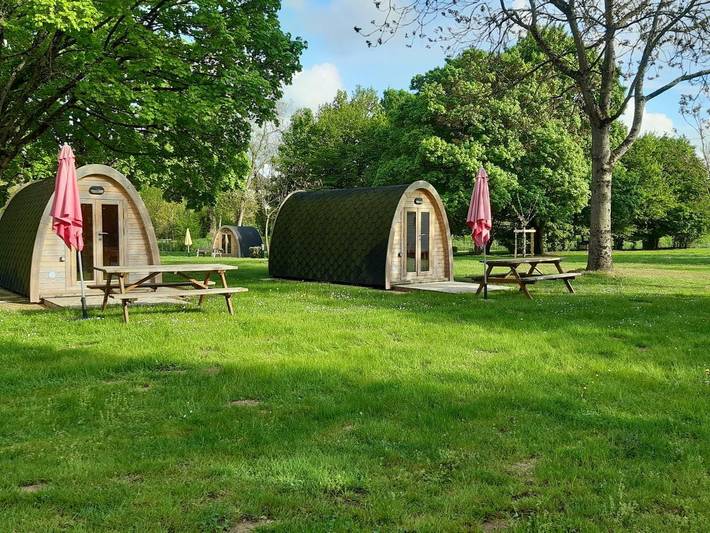 Camping pour 3 personnes, avec Terrasse ainsi que Jardin et Piscine dans la Sarthe