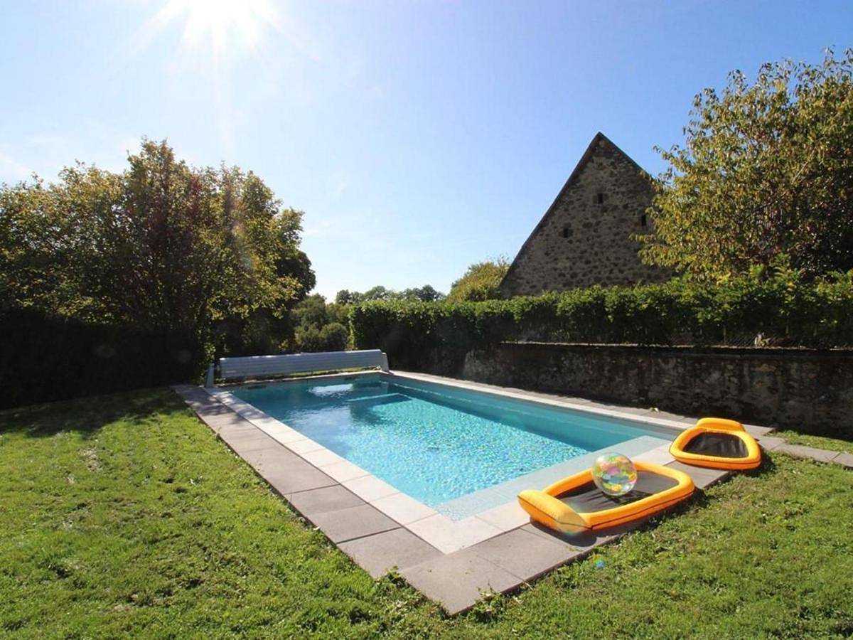 Maison de caractère avec piscine privée, Wifi, animaux acceptés - Fr-1-742-596 in Pleaux, Région de Mauriac