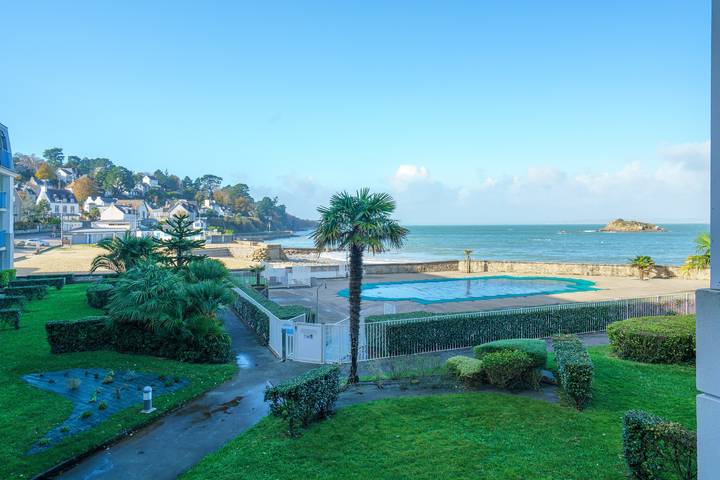 Gîte pour 4 personnes, avec Balcon et Terrasse ainsi que Jardin et Piscine à Douarnenez
