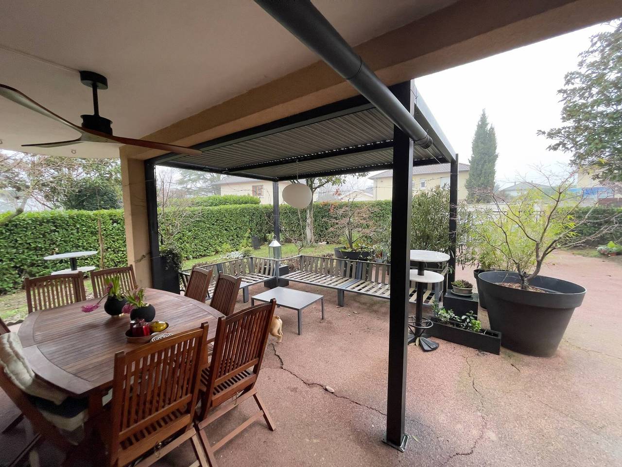 Chambre D'hôtes Confortable Dans Un Cadre Contemporain in Saint-Laurent-de-Mure, Rhône