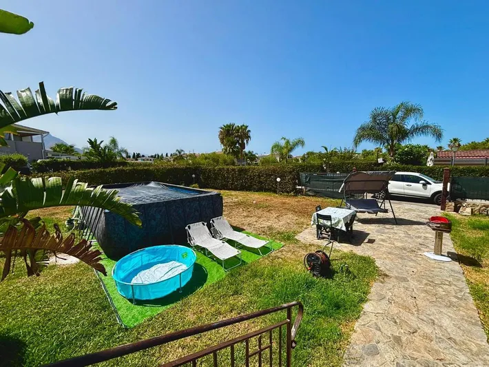 Maison de vacances pour 5 personnes, avec balcon ainsi que jardin et piscine - 1
