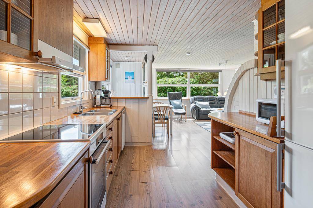 Ferienhaus mit Aktivitätsraum und Kaminofen in Bjerregård, Holmsland Klit
