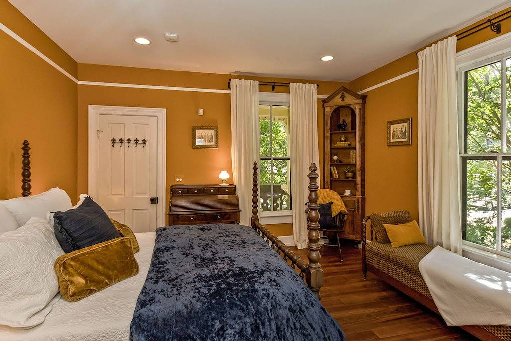 Historic Cottage Retreat • walk to downtown • porch swings • cozy fireplaces in Blue Ridge Parkway, Asheville