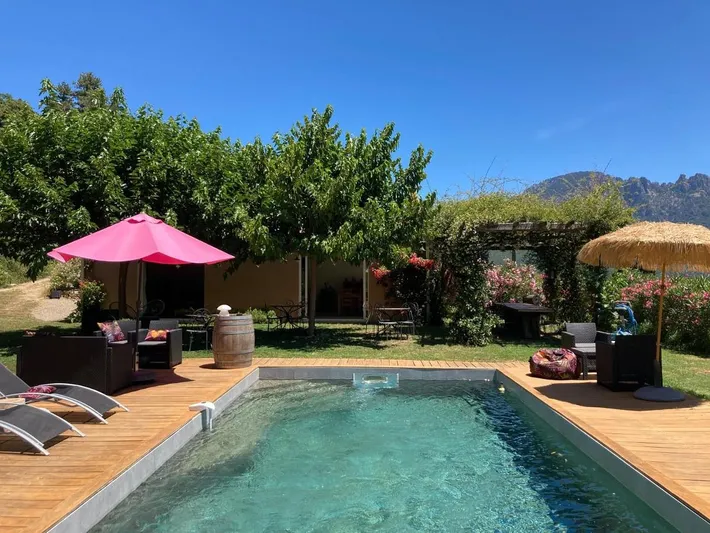 Alojamiento y desayuno para 4 personas, con vistas además de piscina y jardín, Se admiten mascotas - 1