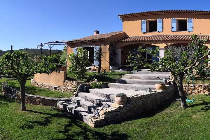 Location de vacances pour 8 personnes, avec piscine ainsi que jardin et vue, animaux acceptés à Brue-Auriac