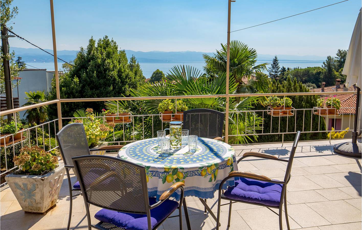 Ganze Ferienwohnung, Charmante Wohnung mit Terrasse, Parkplatz und nur 700 m vom Strand entfernt in Lovran, Opatija Riviera