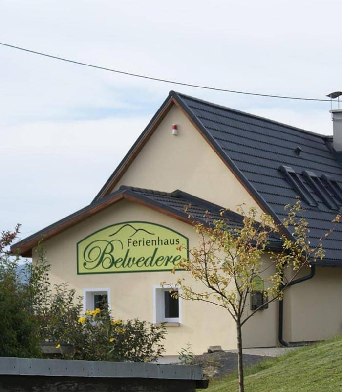 Ferienwohnung für 4 Personen, mit Balkon und Terrasse sowie Garten und Pool