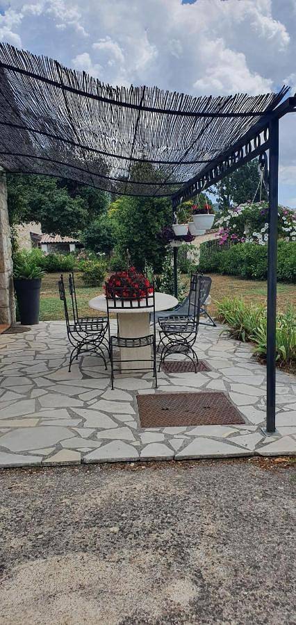 Location de vacances pour 2 personnes, avec vue ainsi que jardin et piscine à Saint-Cézaire-sur-Siagne - 2