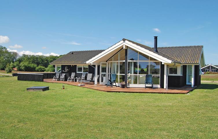 Feriehus for 8 personer, med Terrasse og Jacuzzi i tillegg til Sauna i Spodsbjerg