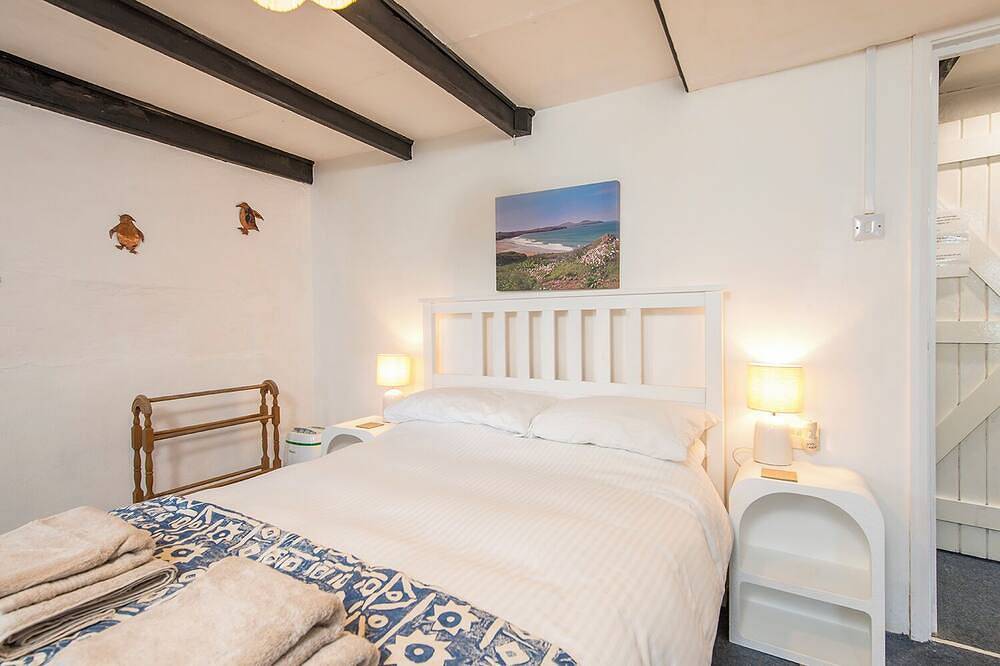 1 Caerau Isaf, Holiday Cottage Aberfelin Bay, Sleeps 4, 2 bedrooms,  bathrooms in Trefin, Pembrokeshire