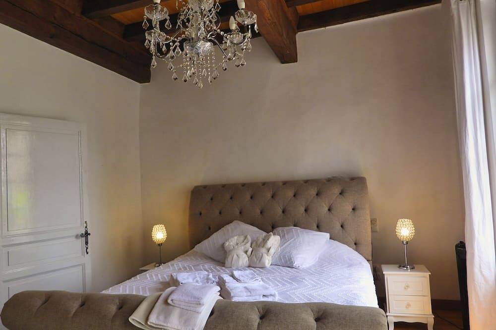 History and comfort combine in beautiful Lauzerte townhouse in Lauzerte, Quercy