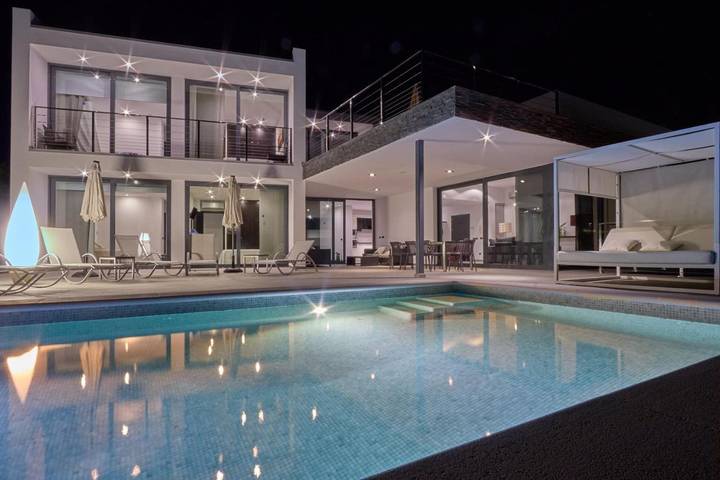 Location de vacances pour 8 personnes, avec piscine et terrasse à Cala Llenya