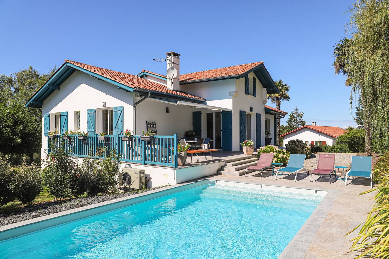 Chambre d'hôtes 'Txori Etxea - Chambre Orange' avec piscine, terrasse, petit-déjeuner in Arcangues, Région de Bayonne