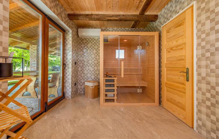 Geräumige 147 m² große Wohnung mit Pool, Terrasse und WLAN in Lika-Senj