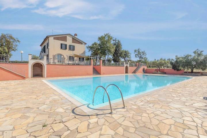 Villa pour 20 personnes, avec Balcon et Terrasse ainsi que Jardin et Piscine à Cecina