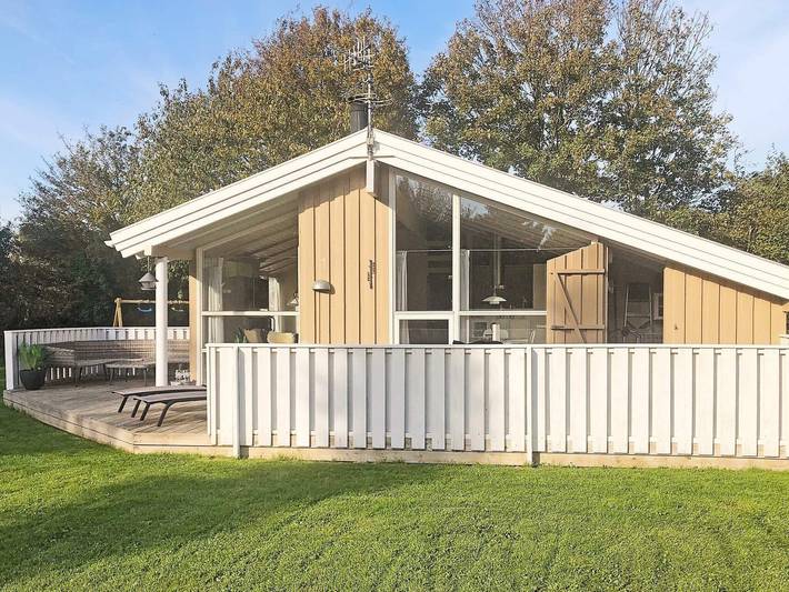 Ferieudlejning for 10 personer, med sauna og jacuzzi samt terrasse, husdyr tilladt på Langeland