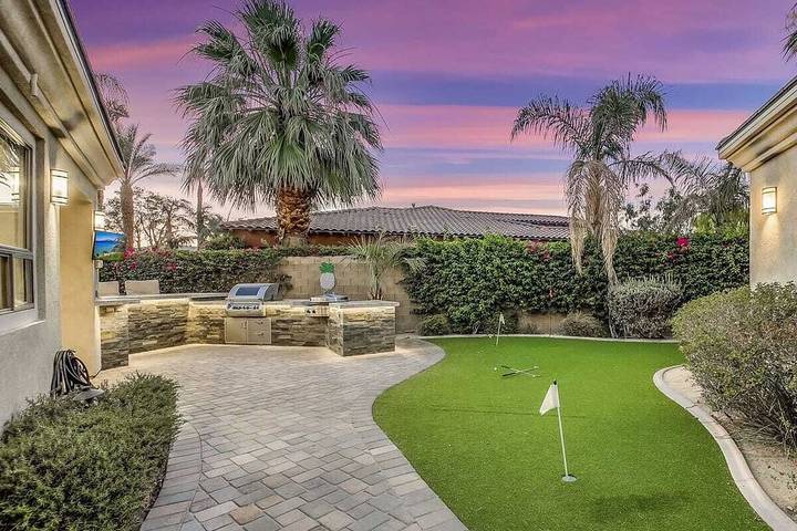 Vacation rental for 16 people, with hot tub and garden in Indio (CA)