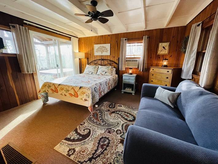 Vacation rental for 20 people, with hot tub and yard in Hocking Hills