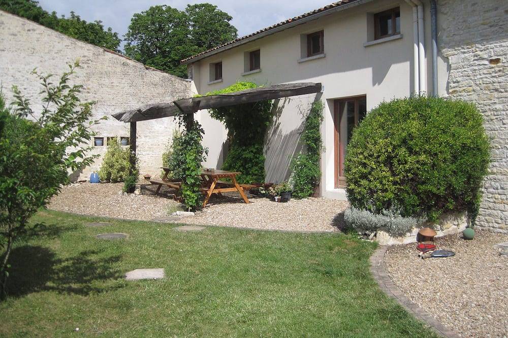 Belle grange - La Grange à la famille Les Hiboux chalets amicales. in Crézières, Région de Niort