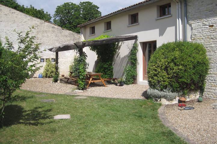 Location de vacances pour 12 personnes, avec jardin et piscine à Crézières