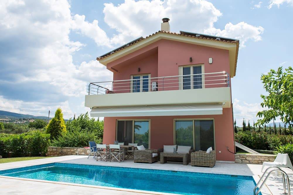 Altrosa Villa with Private Pool in Golf von Kyparissia