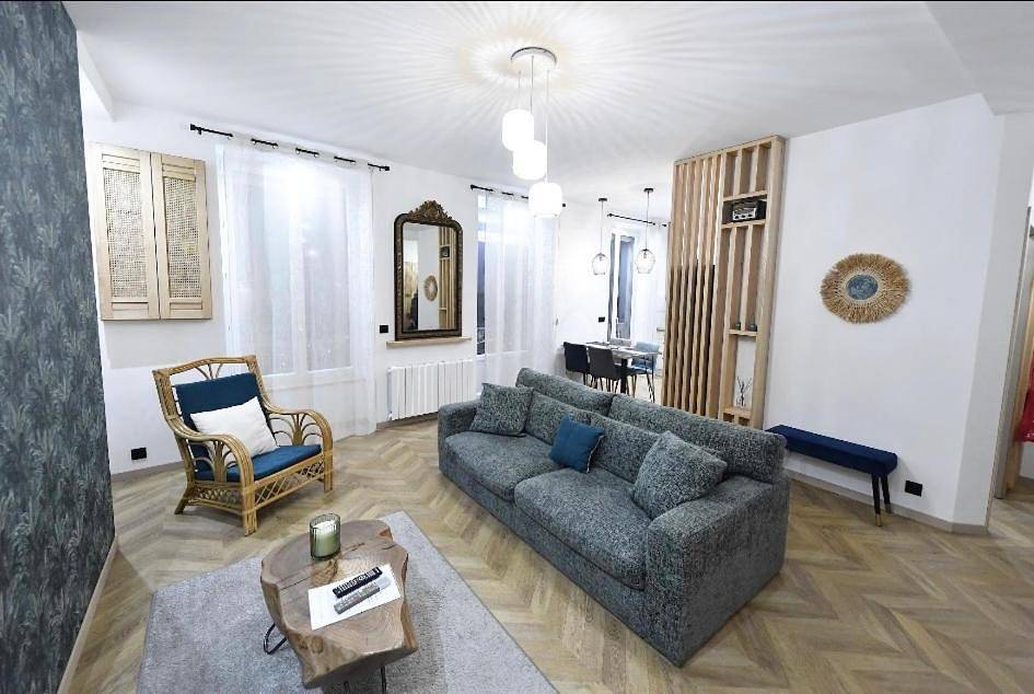 Appartement entier, Apartment with Balcony in Bourgoin-Jallieu, Région de La Tour-du-Pin