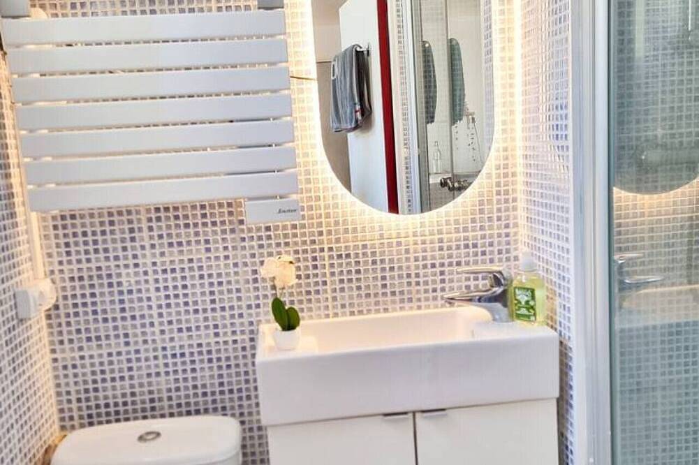 Entire apartment, Large studio with terrace 15 minutes from Paris-La Défense in Suresnes, Hauts-de-Seine