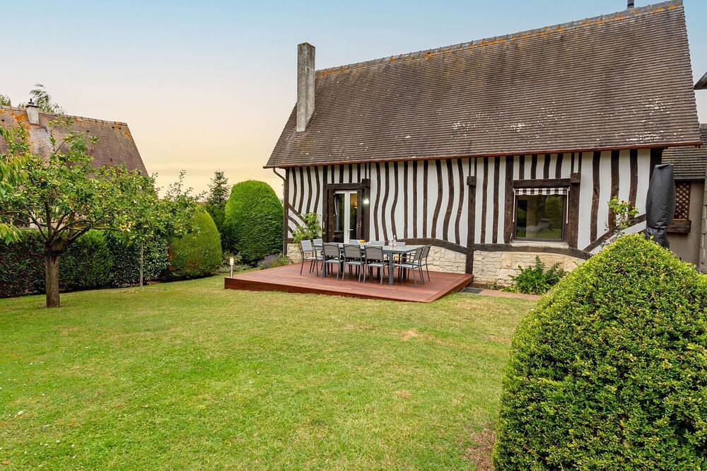 Beautiful private villa for 9 people with Wifi, Tv, terrace, pets allowed and parking in Touques, Lisieux region