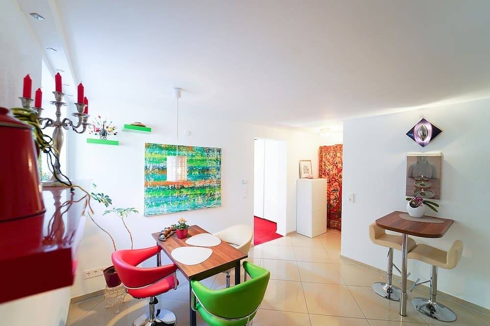 Ganze Wohnung, Ferienwohnung 47 qm im Souterrain, hell und modern, ruhig mit Gartenmitbenutzung in Bad Urach, Albsteig Etappe 9
