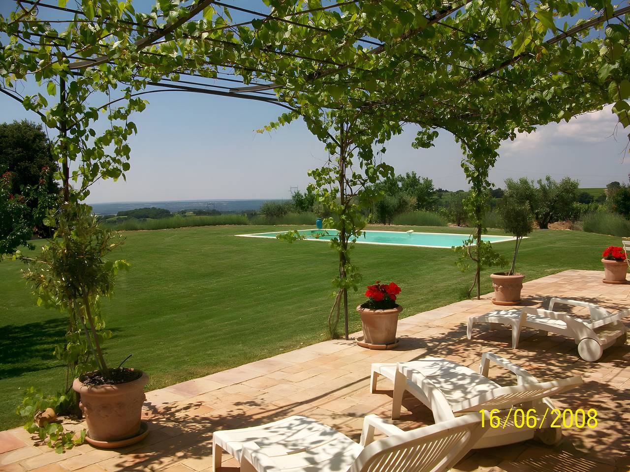 Bed and Breakfast 'Manon' with Shared Terrace, Shared Garden and Wi-Fi in Estézargues, Nimes region