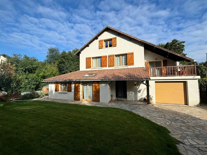 Villa pour 10 personnes, avec jacuzzi et jardin ainsi que sauna et piscine, adapté aux familles - 1