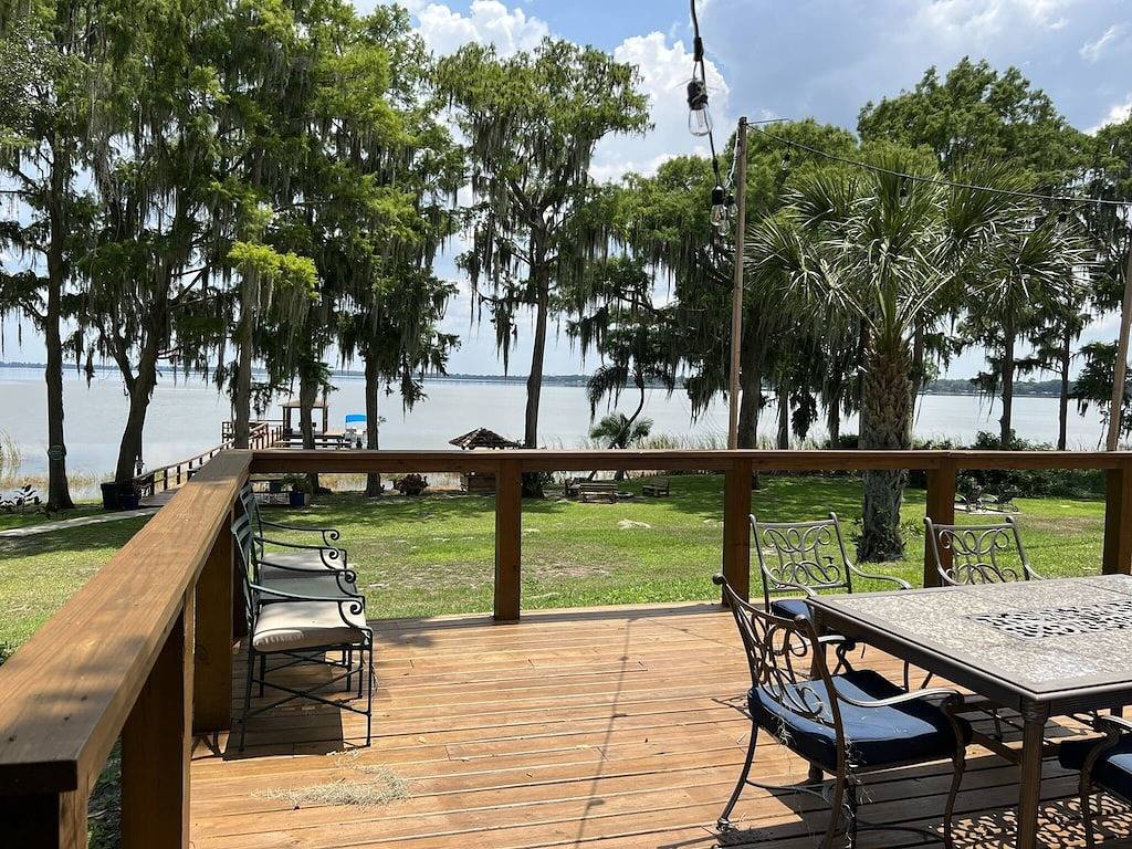 Beautiful lake house with large deck overlooking Lake Pierce in Lake Pierce, Zentral Florida