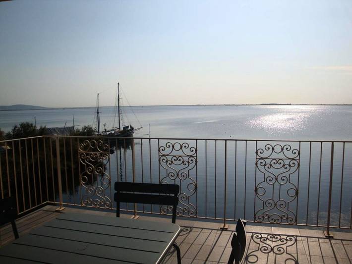 Gîte pour 4 personnes, avec vue sur le lac ainsi que terrasse et vue dans Port De Marseillan