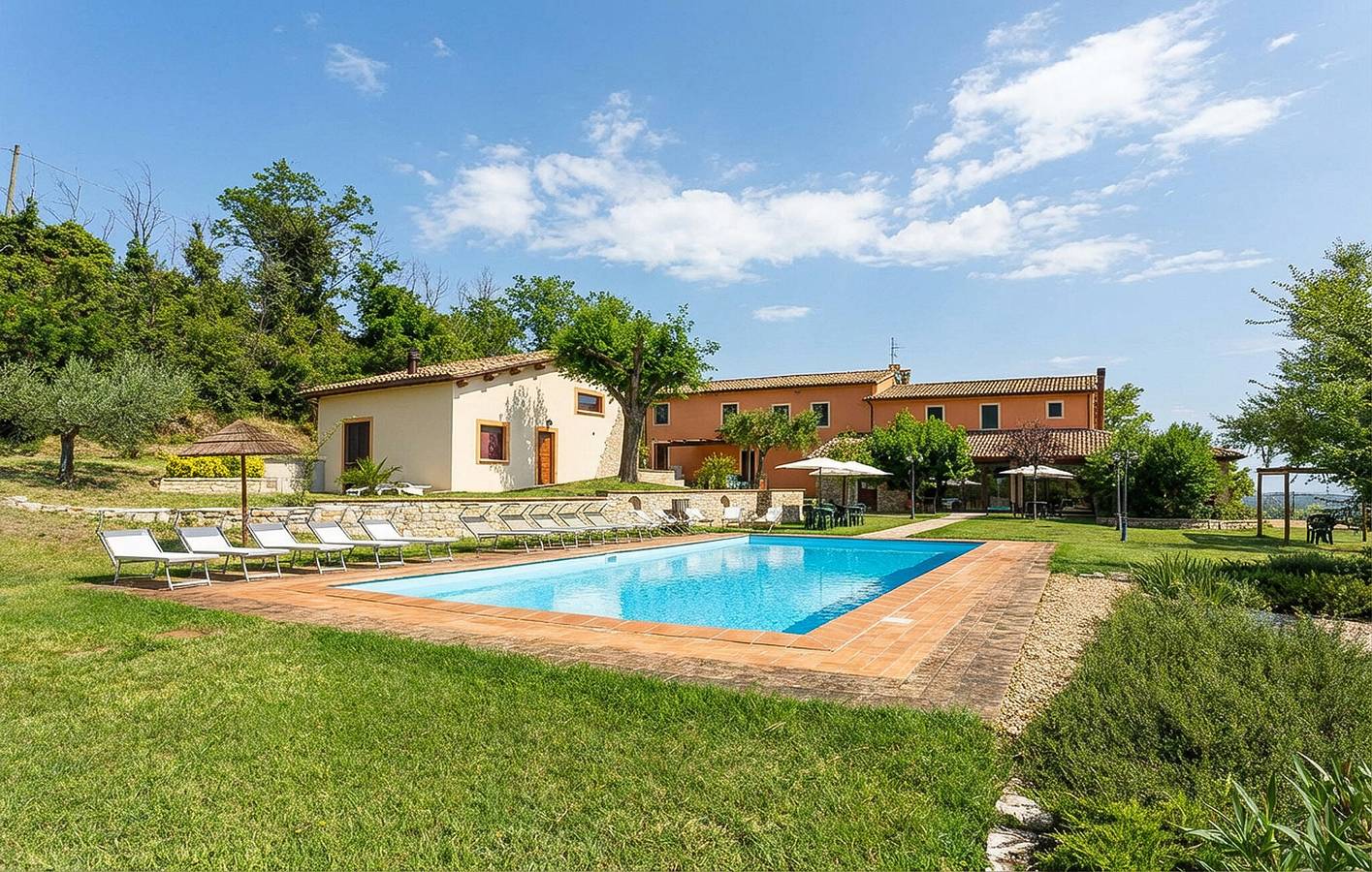 Appartamento intero, Oasi soleggiata con WiFi, piscina, parcheggio e giardino in Gualdo Cattaneo, Perugia e dintorni