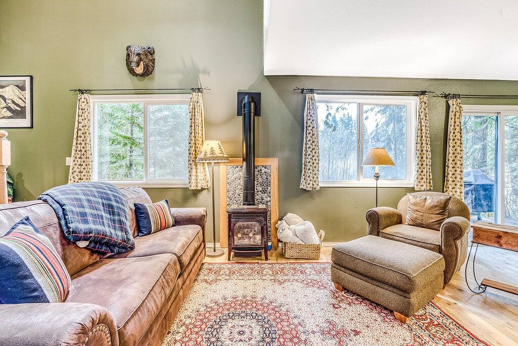 Hundefreundliches, kürzlich renoviertes Haus am Flussufer mit Feuerstelle in Welches, Mount Hood