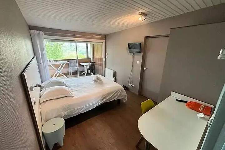 Location de vacances pour 6 personnes, avec terrasse à Parent - 3
