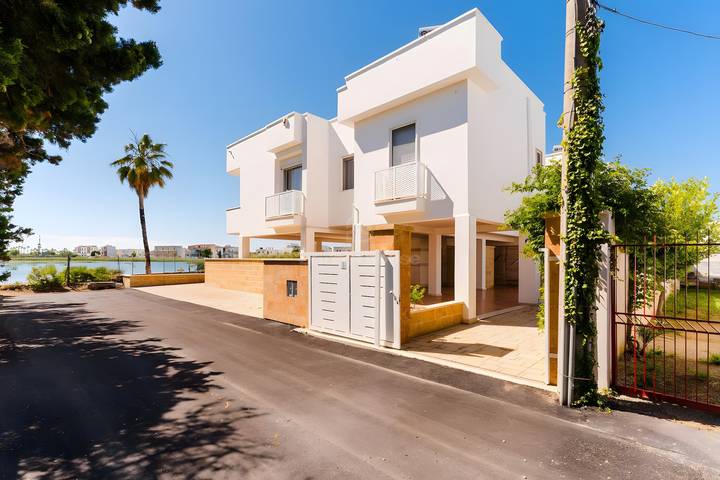 Ferienhaus 'Blu' mit privater Terrasse, WLAN und Klimaanlage in Hookipa Beach, Porto Cesareo